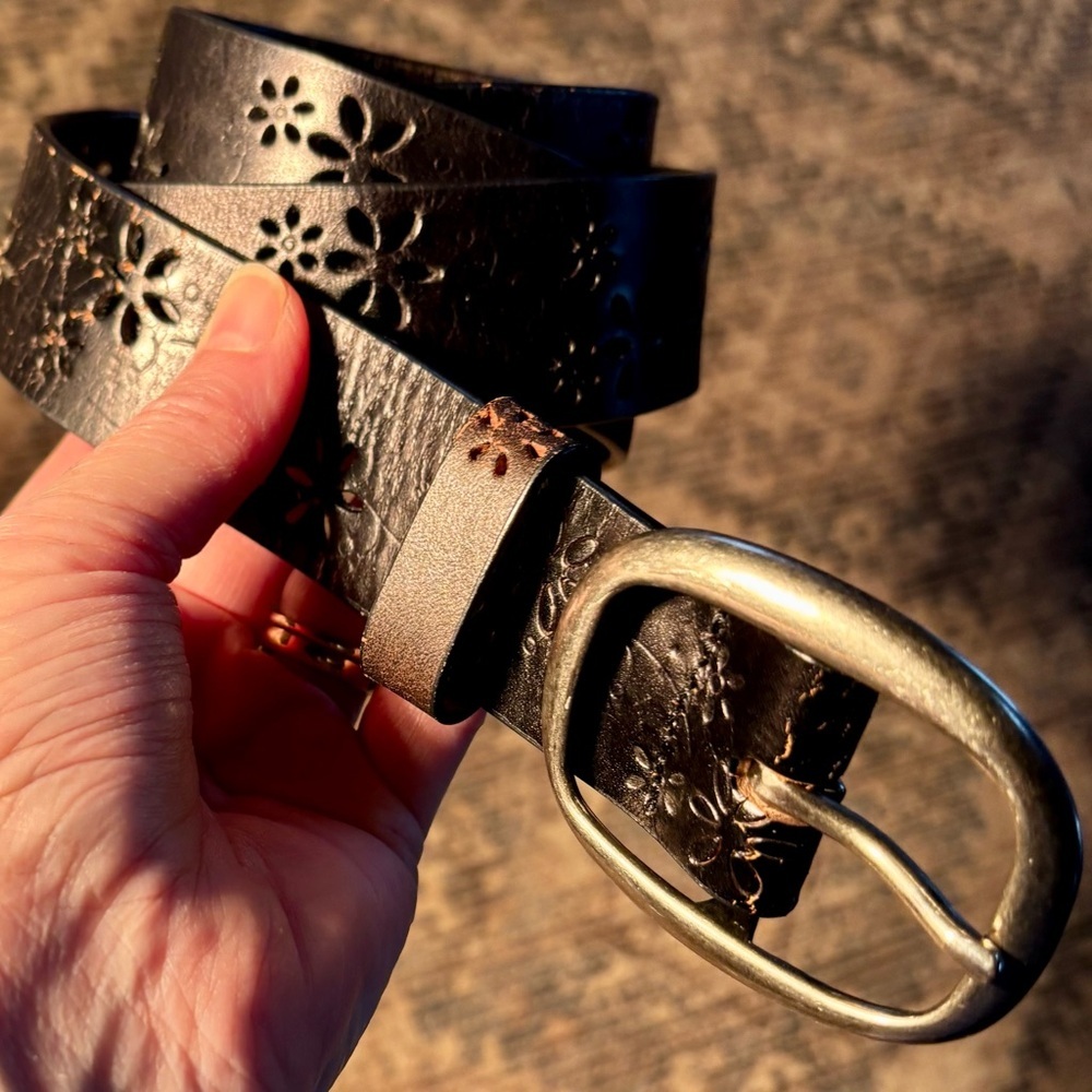 ⭐️Vintage Y2K Punched Floral Leather Black Belt Medium⭐️